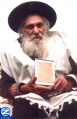 00000529-rabbi-yisroel-odesser-holding-petek.jpg